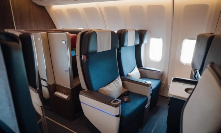 AA 772-Boeing 777 Premium Economy